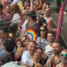 Gritando amor desde la carroza del Orgullo de Madrid.