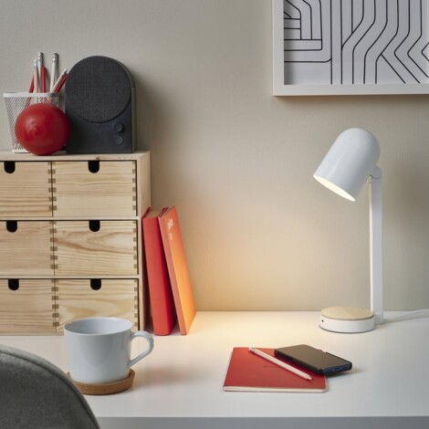 Lámpara de escritorio ENSMÄRKE (19,99€).
