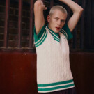 Total Look:<a href="https://www.fredperry.com/eu-es/?gad_source=1&gad_campaignid=17826828190&gclid=CjwKCAjwsZPDBhBWEiwADuO6y73pdv70mP6Q_mS1QIaL_Z2sRnSOB3gpUAoH-31Ng0q5YrEvQ0l-xBoCIaAQAvD_BwE" target="_blank" rel="noopener"> FRED PERRY</a> | Botas: <a href="https://www.drmartens.com/es/es/?srsltid=AfmBOoopAlJNP1SJtalWBRVFahAmaUGojjFHKTsG4LbRS8HuQaKJwCat" target="_blank" rel="noopener">DR. MARTENS</a>