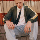 Chaqueta: <a href="https://www.fredperry.com/eu-es/?gad_source=1&gad_campaignid=17826828190&gclid=CjwKCAjwsZPDBhBWEiwADuO6y73pdv70mP6Q_mS1QIaL_Z2sRnSOB3gpUAoH-31Ng0q5YrEvQ0l-xBoCIaAQAvD_BwE" target="_blank" rel="noopener">FRED PERRY</a> | Camisa y corbata: <a href="https://www.karl.com/es-es?redirect=true&pdg=kwd-40117500:cmp-18081720227:adg-147001107544:crv-634353503898:pos-:dev-c&gad_source=1&gad_campaignid=18081720227&gclid=CjwKCAjwsZPDBhBWEiwADuO6y2fNHfgA3Yq3wldZ_Ub--voypmp58tJKOhys90BTpANwXnr7HrDQXhoCnkQQAvD_BwE" target="_blank" rel="noopener">KARL LAGERFELD</a> | Vaqueros: <a href="https://www.levi.com/ES/es_ES/?srsltid=AfmBOopMlHy8EQNyWeid7gAQTTs97AiqYUM9u3ohGNXac3MPcpDkIYKK" target="_blank" rel="noopener">LEVI’S</a>