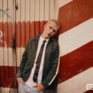 Chaqueta: <a href="https://www.fredperry.com/eu-es/?gad_source=1&gad_campaignid=17826828190&gclid=CjwKCAjwsZPDBhBWEiwADuO6y73pdv70mP6Q_mS1QIaL_Z2sRnSOB3gpUAoH-31Ng0q5YrEvQ0l-xBoCIaAQAvD_BwE" target="_blank" rel="noopener">FRED PERRY</a> | Camisa y corbata: <a href="https://www.karl.com/es-es?redirect=true&pdg=kwd-40117500:cmp-18081720227:adg-147001107544:crv-634353503898:pos-:dev-c&gad_source=1&gad_campaignid=18081720227&gclid=CjwKCAjwsZPDBhBWEiwADuO6y2fNHfgA3Yq3wldZ_Ub--voypmp58tJKOhys90BTpANwXnr7HrDQXhoCnkQQAvD_BwE" target="_blank" rel="noopener">KARL LAGERFELD</a> | Vaqueros: <a href="https://www.levi.com/ES/es_ES/?srsltid=AfmBOopMlHy8EQNyWeid7gAQTTs97AiqYUM9u3ohGNXac3MPcpDkIYKK" target="_blank" rel="noopener">LEVI’S</a>