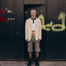 Blazer: <a href="https://es.sandro-paris.com/" target="_blank" rel="noopener">SANDRO</a> | Crop top: <a href="https://www.karl.com/es-es?redirect=true&pdg=kwd-40117500:cmp-18081720227:adg-147001107544:crv-634353503898:pos-:dev-c&gad_source=1&gad_campaignid=18081720227&gclid=CjwKCAjwsZPDBhBWEiwADuO6y2fNHfgA3Yq3wldZ_Ub--voypmp58tJKOhys90BTpANwXnr7HrDQXhoCnkQQAvD_BwE" target="_blank" rel="noopener">KARL LAGERFLED</a> | Bermudas: <a href="https://rubearth.com/" target="_blank" rel="noopener">RUBEARTH</a> | Botas: <a href="https://www.drmartens.com/es/es/?srsltid=AfmBOoopAlJNP1SJtalWBRVFahAmaUGojjFHKTsG4LbRS8HuQaKJwCat" target="_blank" rel="noopener">DR. MARTENS</a>