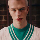 Total Look:<a href="https://www.fredperry.com/eu-es/?gad_source=1&gad_campaignid=17826828190&gclid=CjwKCAjwsZPDBhBWEiwADuO6y73pdv70mP6Q_mS1QIaL_Z2sRnSOB3gpUAoH-31Ng0q5YrEvQ0l-xBoCIaAQAvD_BwE" target="_blank" rel="noopener"> FRED PERRY</a> | Botas: <a href="https://www.drmartens.com/es/es/?srsltid=AfmBOoopAlJNP1SJtalWBRVFahAmaUGojjFHKTsG4LbRS8HuQaKJwCat" target="_blank" rel="noopener">DR. MARTENS</a>