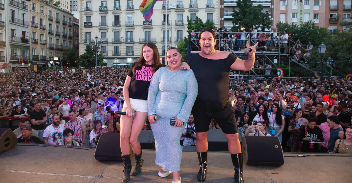 Yenesi, Carlos González y Blanca M. Rodrigo ('Mariliendre') dan inicio al Orgullo de Madrid con el clásico pregón: "Exigimos vivir sin miedo"