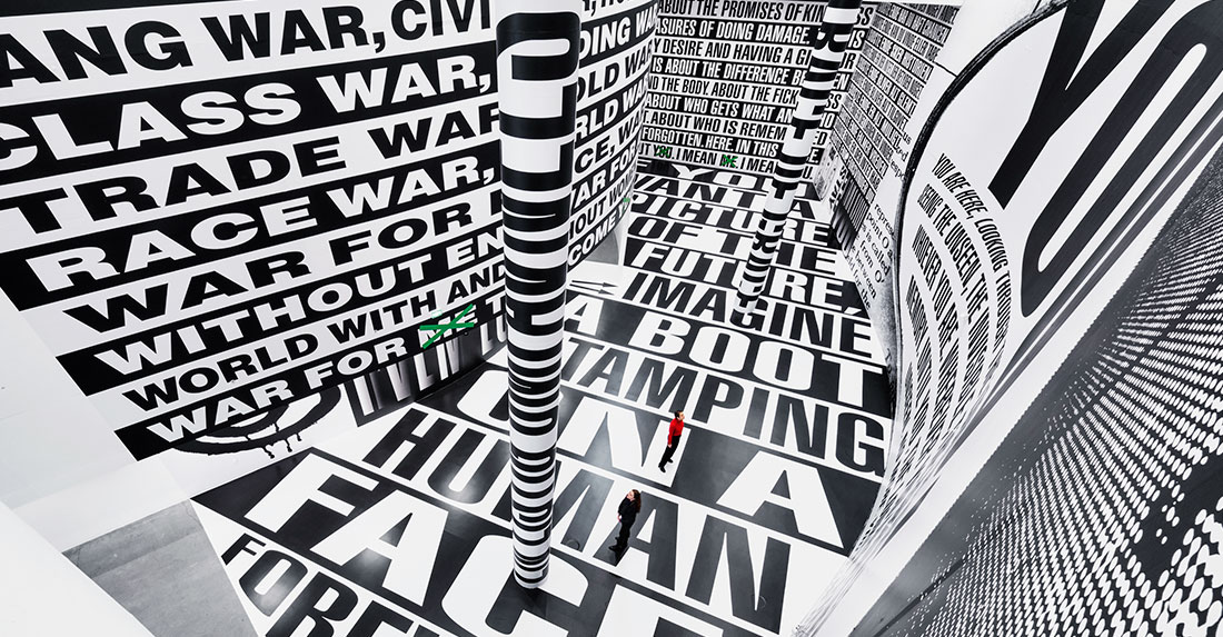 Una de las expos estrellas del verano es la de Barbara Kruger en el Guggenheim Bilbao.