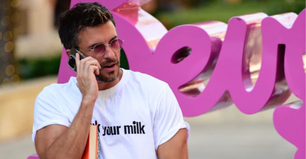 Jonathan Bailey con sus gafas de sol 'Loomis'