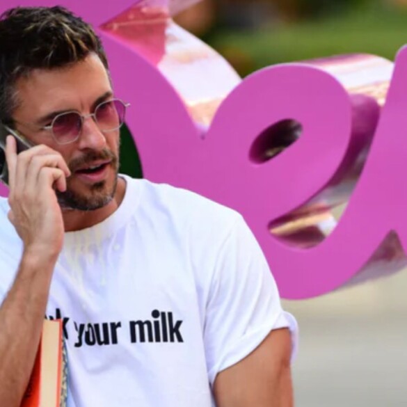 Jonathan Bailey recauda fondos para asociaciones LGTBIQ+ con el lanzamiento de sus gafas inspiradas en 'Jurassic World'