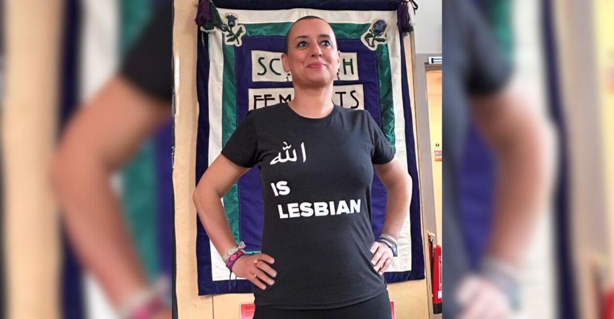 Ibtissame Lachgar viste una camiseta con el eslogan "Ala es lesbiana"