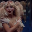 Still del clip de 'Tears'