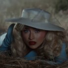 Still del clip de 'Tears'
