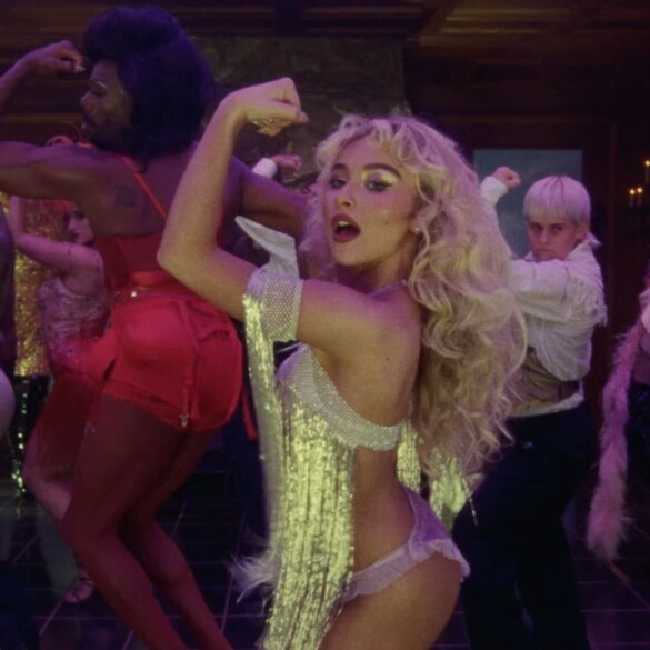 Sabrina Carpenter monta un fiestón queer en el vídeo de 'Tears'