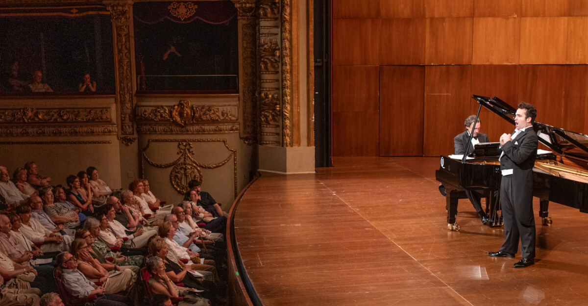 Xabier Anduaga en el imponente teatro Victoria Eugenia de San Sebastián. Foto: Quincena Musical-Iñigo Ibáñez.