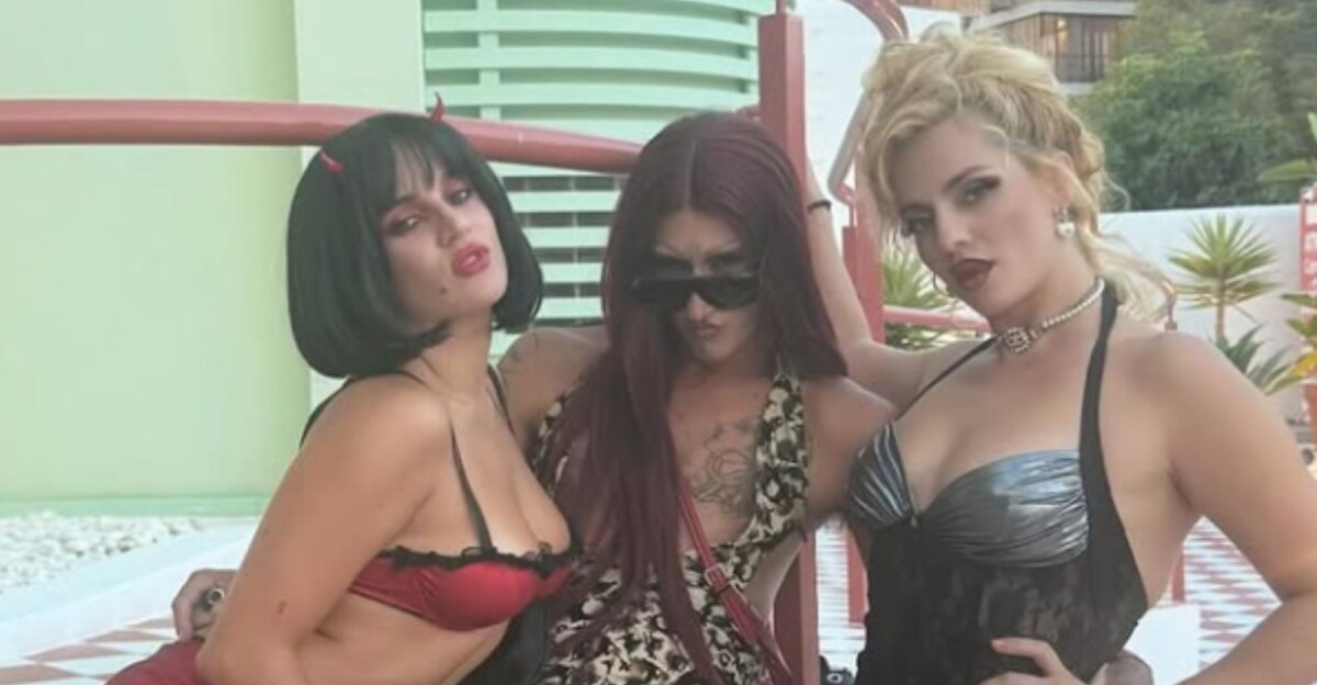 Yung Beef drageado junto a dos amigas