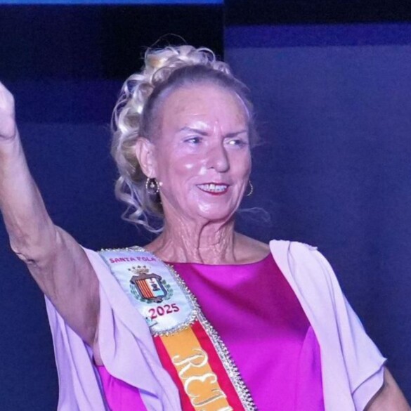 Carla Martínez se convierte en la primera mujer trans en ser coronada Reina de la Tercera Edad de Santa Pola