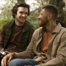 Una pareja gay en un parque
