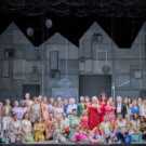 El equipo al completo de 'El orgullo de quererte', de Javier Carmena, en los Teatros del Canal de la Comunidad de Madrid. Foto: Pablo Lorente.