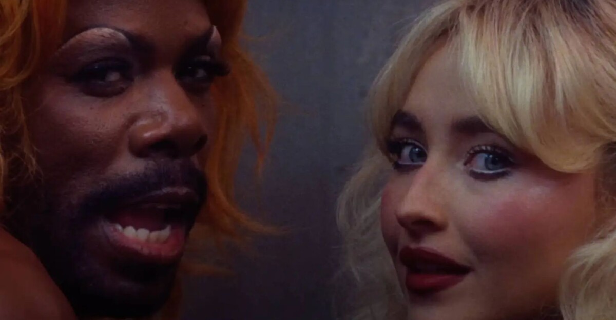 Colman Domingo y Sabrina Carpenter en el videoclip de 'Tears'