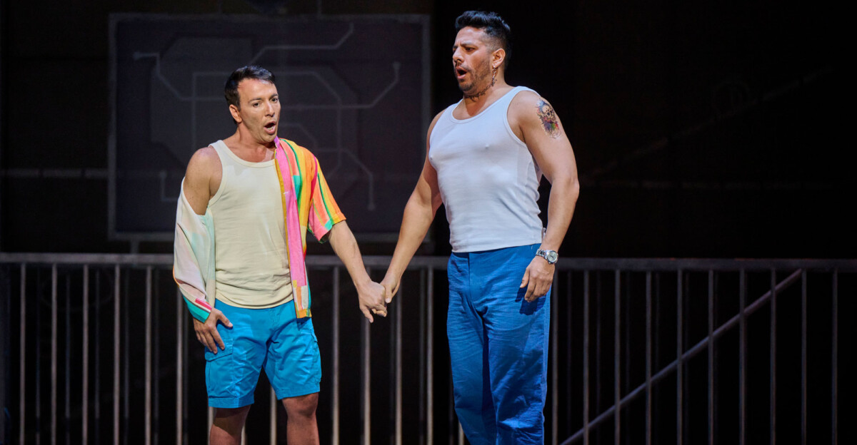 Santiago Ballerini (Tadeo) y Germán Olvera (Alonso) en una escena de 'El Orgullo de quererte' que se acaba de estrenar en la Sala Roja Concha Velasco de los Teatros del Canal de la Comunidad de Madrid y es una coproducción de Madrid Cultura y Turismo, Fundación ORCAM y Auditorio de Tenerife. Foto: Pablo Lorente.