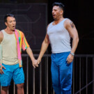 Santiago Ballerini (Tadeo) y Germán Olvera (Alonso) en una escena de 'El orgullo de quererte', que se acaba de estrenar en la Sala Roja Concha Velasco de los Teatros del Canal de la Comunidad de Madrid. Foto: Pablo Lorente.