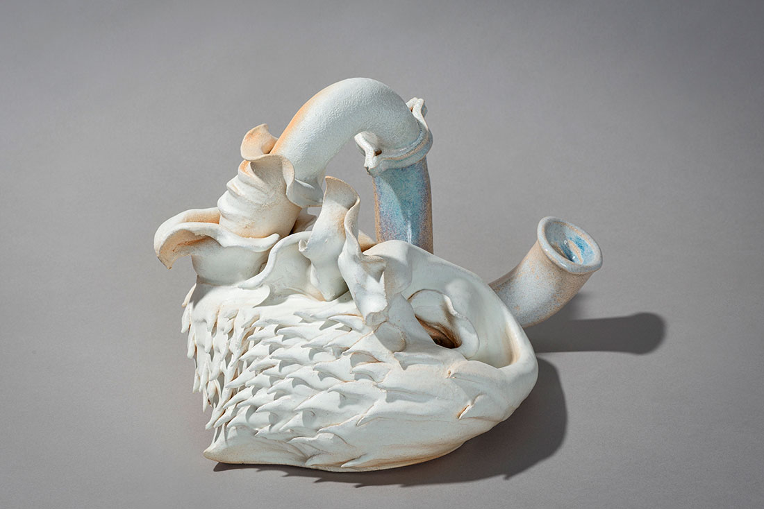 'Swans only sing closely', (2024). Cerámica cortesía de la artista y de la Galería Pelaires. Foto: David Bonet