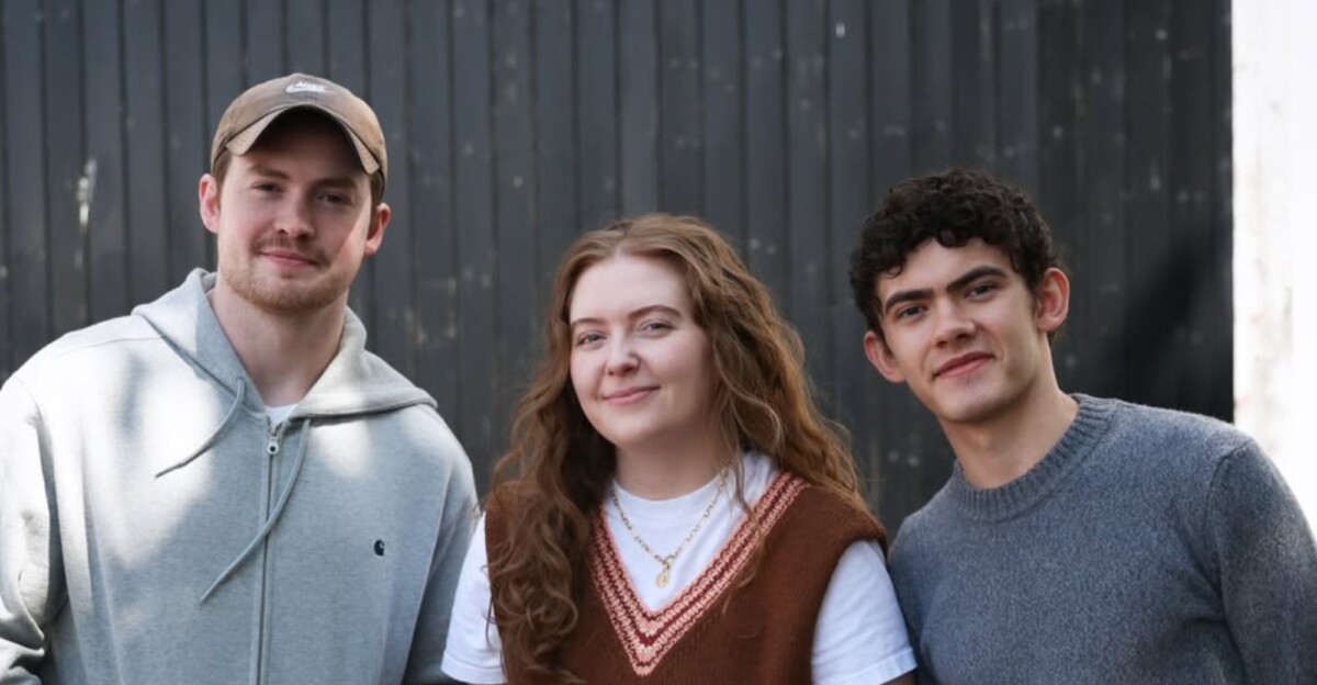 Alice Osman, autora de 'HeartStopper', junto a Kit Connor y Joe Locke