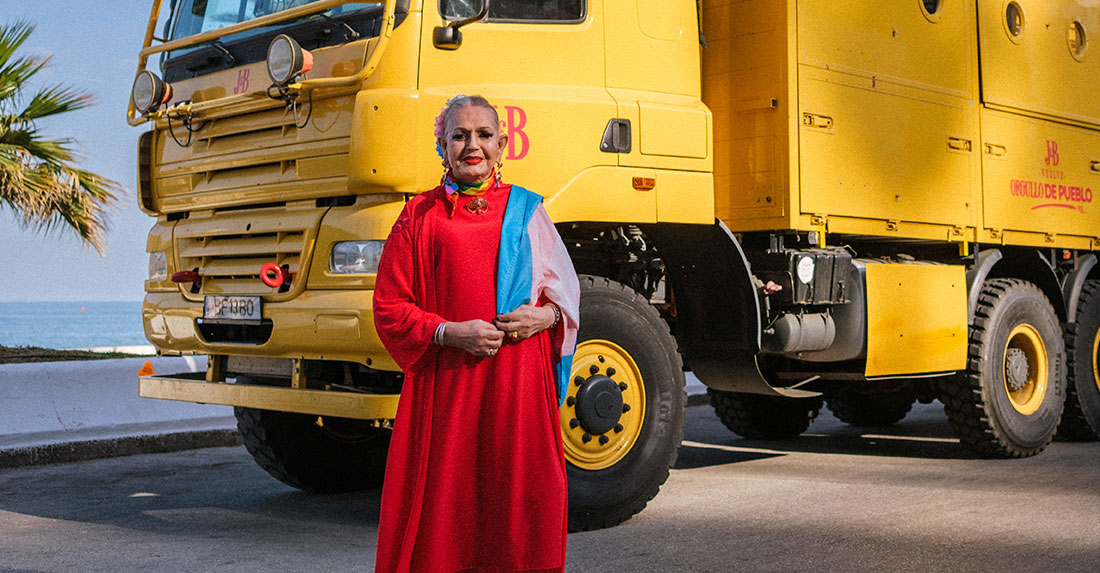 Manolita Chen posa ante la carroza J&B Orgullo de Pueblo.