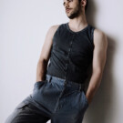 Camiseta y pantalón <a href="https://es.diesel.com/es/" target="_blank" rel="noopener">Diesel</a>