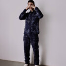 Camisa y pantalón <a href="https://www.antikbatik.com/es-es/collections/man" target="_blank" rel="noopener">Antik Batik</a> Zapatos <a href="https://www.camper.com/es_ES/content/camperlab" target="_blank" rel="noopener">Camper Lab