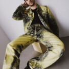 Chaqueta y pantalón <a href="https://www.camper.com/es_ES/content/camperlab" target="_blank" rel="noopener">Camper Lab</a> Jersey <a href="https://www.calvinklein.es/" target="_blank" rel="noopener">Calvin Klein</a> Zapatos <a href="https://www.cos.com/es-es" target="_blank" rel="noopener">COS</a>