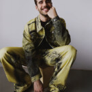 Chaqueta y pantalón <a href="https://www.camper.com/es_ES/content/camperlab" target="_blank" rel="noopener">Camper Lab</a> Jersey <a href="https://www.calvinklein.es/" target="_blank" rel="noopener">Calvin Klein</a> Zapatos <a href="https://www.cos.com/es-es" target="_blank" rel="noopener">COS</a>
