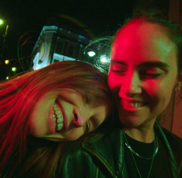 Anna Calvi celebra los vínculos de la familia elegida en su nuevo vídeo, 'I See a Darkness'