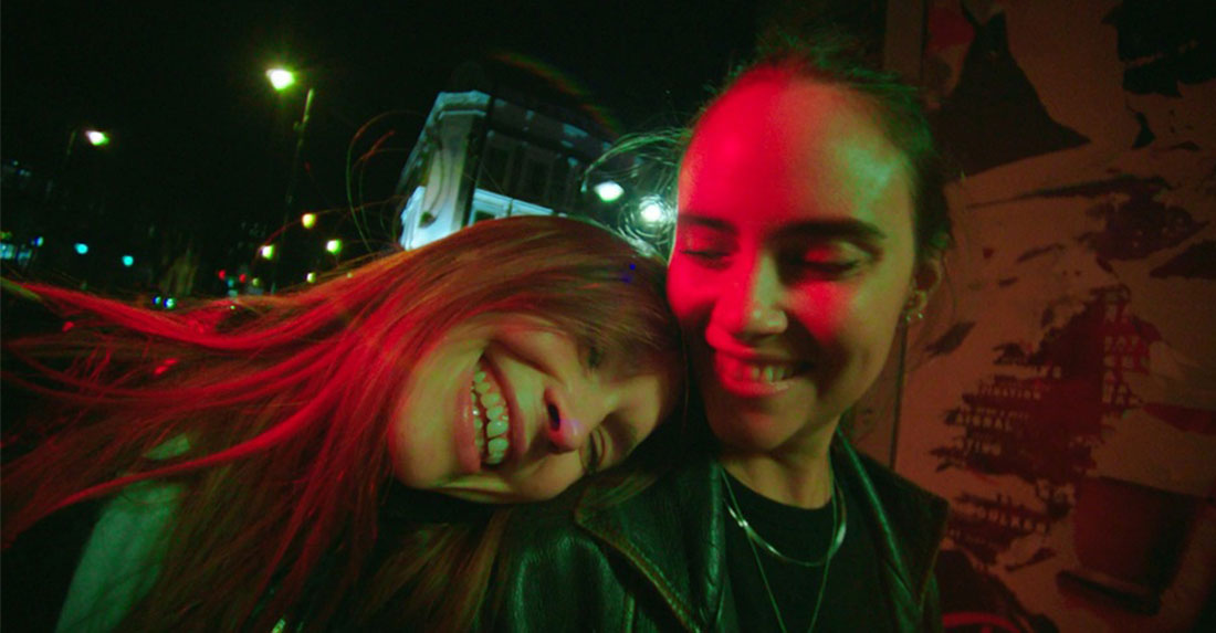 Una imagen del nuevo vídeo Anna Calvi, nueva muestra de su compromiso LGTBIQ+.
