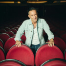 Juan Bey es Zazú en 'El Rey León, el musical'.