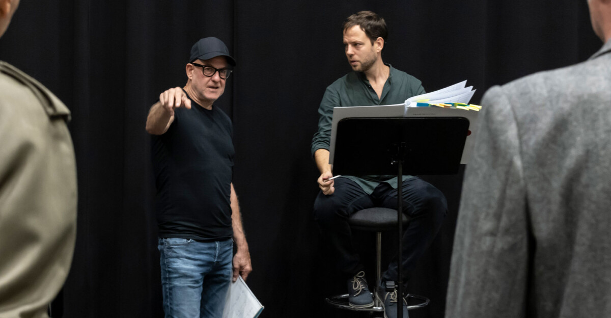 Àlex Rigola, libretista y director de escena, y Francisco Coll, compositor, dan instrucciones a los artistas en un ensayo previo al estreno mundial. Foto: Miguel Lorenzo.