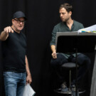 Àlex Rigola, libretista y director de escena, y Francisco Coll, compositor, dan instrucciones a los artistas en un ensayo previo al estreno mundial. Foto: Miguel Lorenzo.