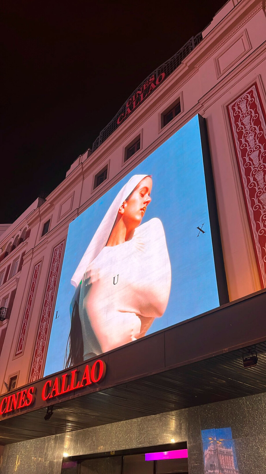 La portada de 'Lux', estrenada en Callao.