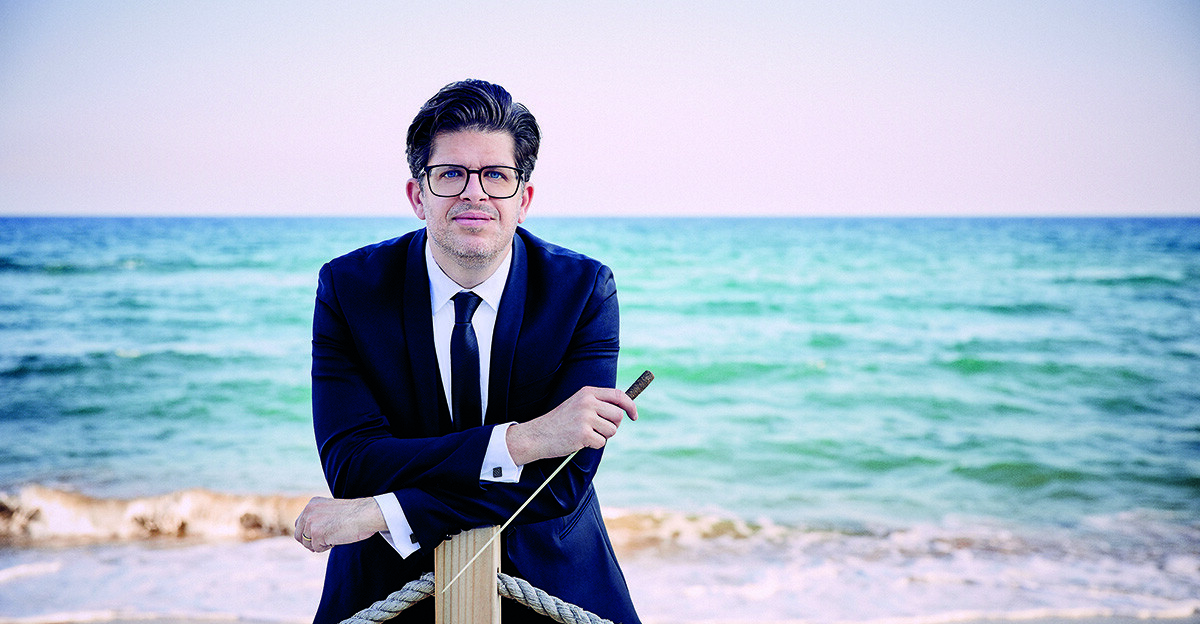 Tomàs Grau es el Director Musical y Artístico de la Franz Schubert Filharmonia, y habitual invitado a dirigir otras formaciones como la Tokyo Philharmonic, Orquesta Sinfónica Simón Bolívar, Orquesta Nacional de España.