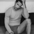 Chris Elson lleva camiseta y Slip <a href="https://www.abanderado.es/collections/ropa-interior-hombre" target="_blank" rel="noopener">Abanderado</a>