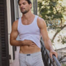 Chris Elson lleva camiseta y bóxer <a href="https://www.abanderado.es/collections/ropa-interior-hombre" target="_blank" rel="noopener">Abanderado</a>
