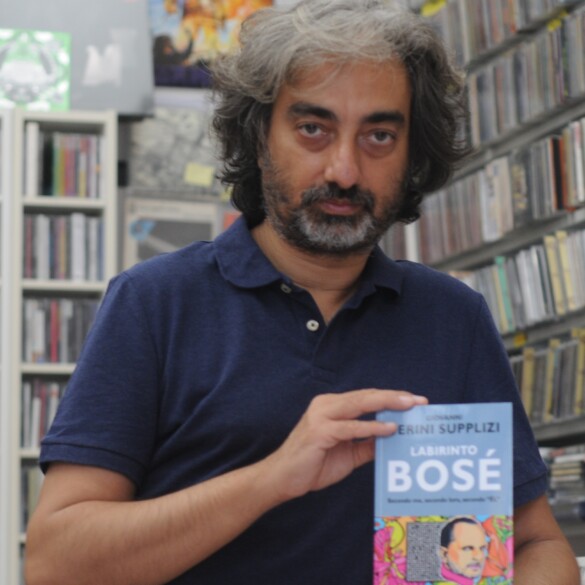 Giovanni Verini Supplizi nos descubre el 'Laberinto Bosé': "Este libro es una enciclopedia Bosé, muchos fans me han dicho que no hay nada tan completo"