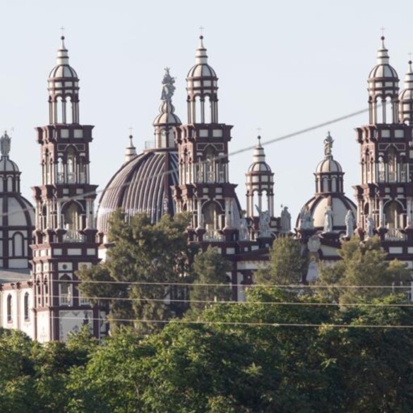 Prohibidos los hombres cogidos de la mano y las mujeres con pantalones: el polémico código moral de una iglesia de Sevilla