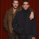 Manu lleva: Chaqueta COS Camiseta AMERICAN VINTAGE Pantalón OCTOBRE EDITIONS | Jaime lleva: Chaqueta y jersey COS Pantalón DOCKER