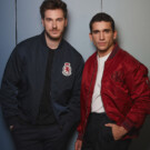 Manu lleva: Bomber TOMMY HILFIGER Sudadera y pantalón OCTOBRE EDITIONS | Jaime lleva: Bomber CALVIN KLEIN Pantalón DOCKERS Camiseta ANTONY MORATO