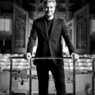 David Afkham es el director titular y director artístico de la OCNE desde 2019. y esta es su última temporada. Foto: Cuco Cuervo. [Afkham lleva un traje de Roberto Verino, camiseta de Uniqlo y zapatos de Martinelli]