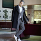 David Afkham es el director titular y director artístico de la OCNE desde 2019. y esta es su última temporada. Foto: Cuco Cuervo. [Afkham lleva un traje y camisa de Karl Lagerfeld, abrigo de Antony Morato y deportivas de Martinelli]