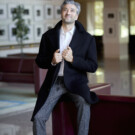 David Afkham es el director titular y director artístico de la OCNE desde 2019. y esta es su última temporada. Foto: Cuco Cuervo. [Afkham lleva un traje y camisa de Karl Lagerfeld y abrigo de Antony Morato]