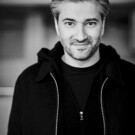 David Afkham es el director titular y director artístico de la OCNE desde 2019. y esta es su última temporada. Foto: Cuco Cuervo. [Afkham lleva una cazadora de Samsoe Samsoe y camiseta de Uniqlo]