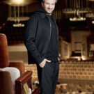 David Afkham es el director titular y director artístico de la OCNE desde 2019. y esta es su última temporada. Foto: Cuco Cuervo. [Afkham lleva una cazadora de Samsoe Samsoe, camiseta de Uniqlo y pantalón de Roberto Verino]