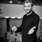 David Afkham es el director titular y director artístico de la OCNE desde 2019. y esta es su última temporada. Foto: Cuco Cuervo. [Afkham lleva un traje de Roberto Verino y camiseta de Uniqlo]