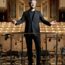 David Afkham es el director titular y director artístico de la OCNE desde 2019. y esta es su última temporada. Foto: Cuco Cuervo. [Afkham lleva un traje de Roberto Verino, camiseta de Uniqlo y zapatos de Martinelli]